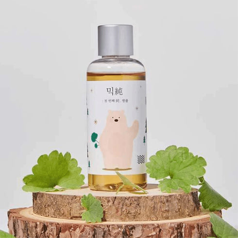 Mini Soondy Centella Asiatica Essence Mixsoon prezintă Soondy Centella Asiatica Essence, o întruchipare a frumuseții minimaliste care acordă prioritate nevoilor fundamentale ale pielii. Infuzată cu bunătatea Centella Asiatica, această esență este o simfonie liniștitoare pentru piele, oferind o hidratare profundă și o retragere senină de la stresul cotidian. Ideală pentru cei care caută o notă de puritate în rutina lor de îngrijire a pielii